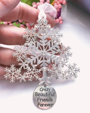 Geschenke mit Weihnachtsbeschriftungsanhängern